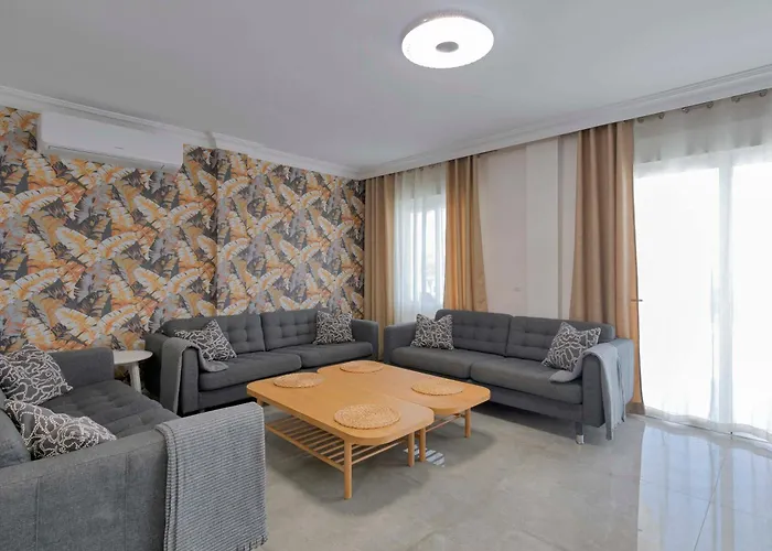 Townhouse With Private Pool!