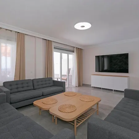 Townhouse With Private Pool!