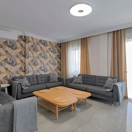 Townhouse With Private Pool!