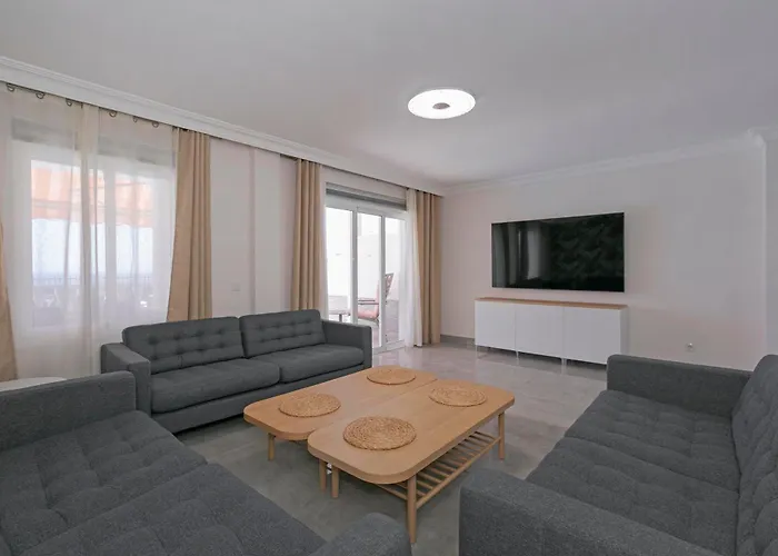 Townhouse With Private Pool!