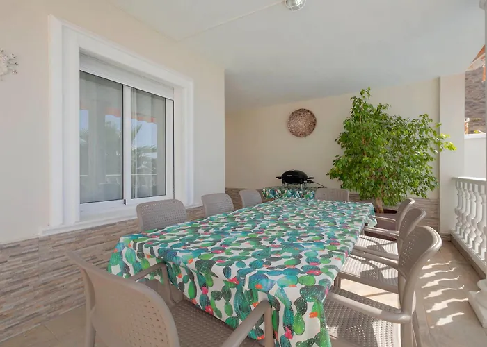 Townhouse With Private Pool!