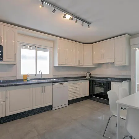 Townhouse With Private Pool! ארונה